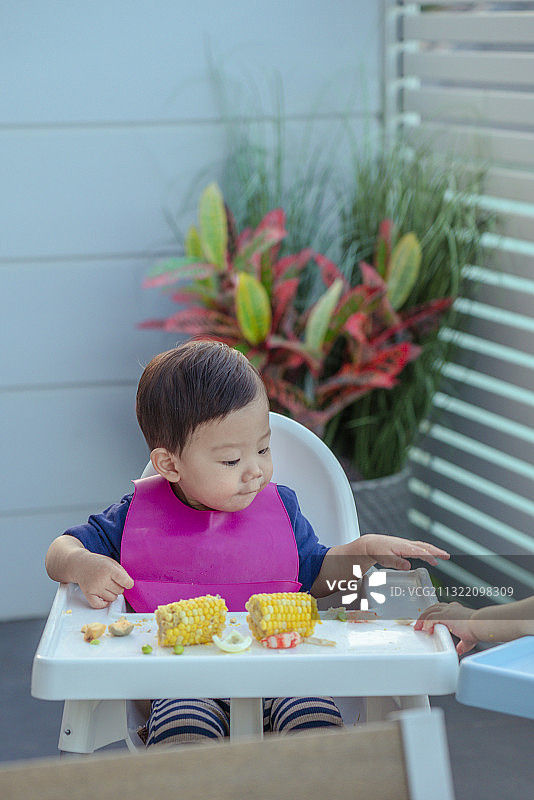 健康宝宝在婴儿餐桌上按时就餐图片素材