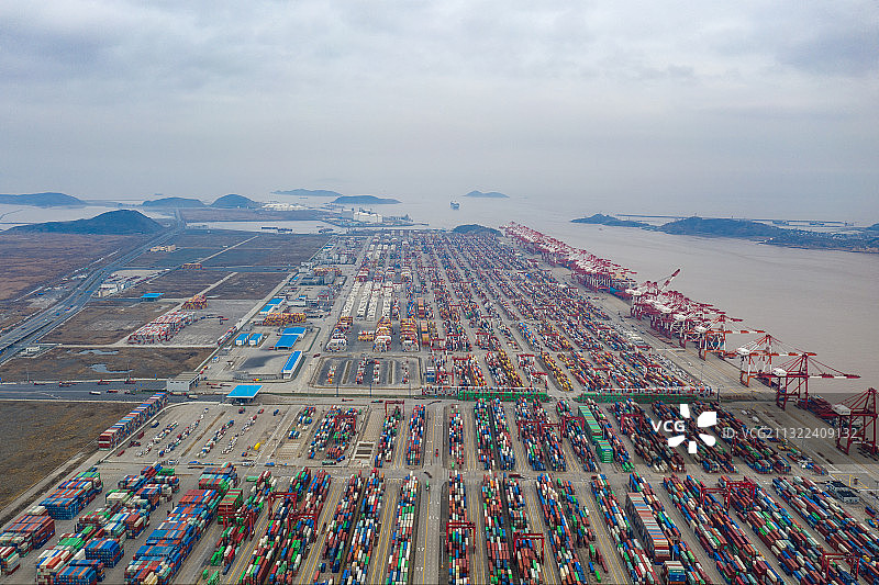 航拍中国上海洋山深水港集装箱装卸区图片素材