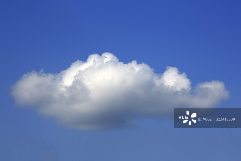 蓝天下的一朵云\一朵白云图片素材