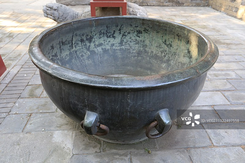 北京孔庙大成门前贮水防火铜缸图片素材