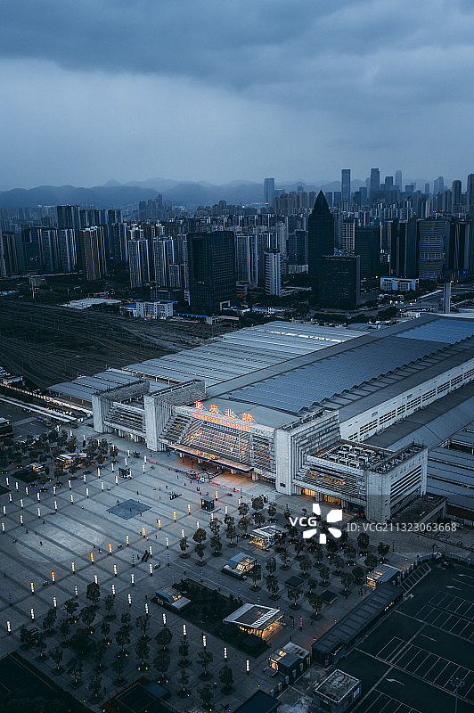 中国西南重庆北站广场高铁火车站蓝调夜景高空航拍鸟瞰俯视竖图图片素材