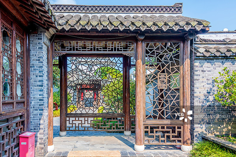 中国江苏泰州溱潼古镇山茶院冰裂纹木雕图片素材