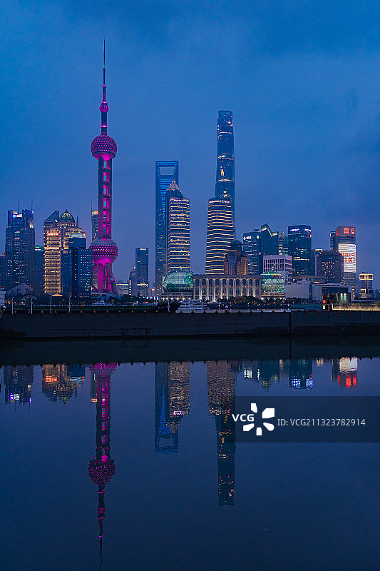 上海外滩夜景 竖版图片素材