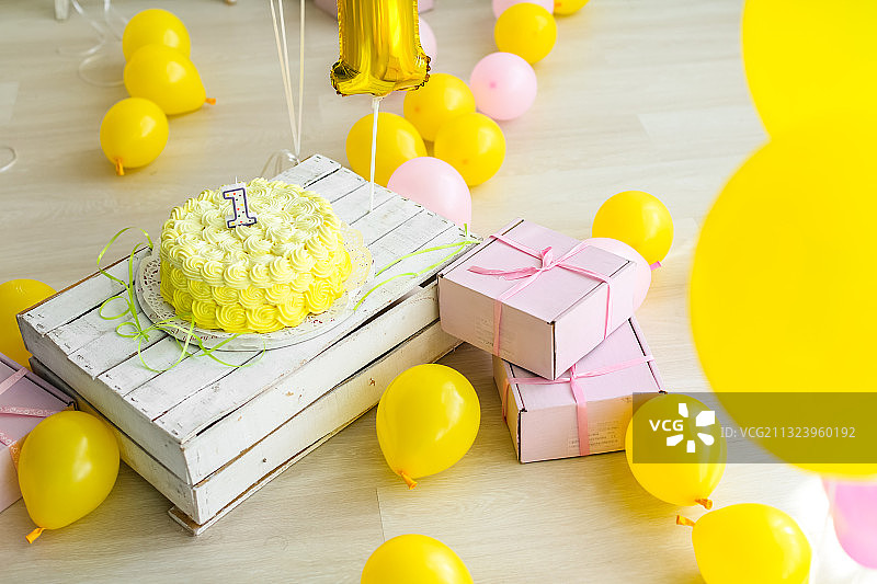 黄色概念的节日装饰蛋糕和蜡烛图片素材