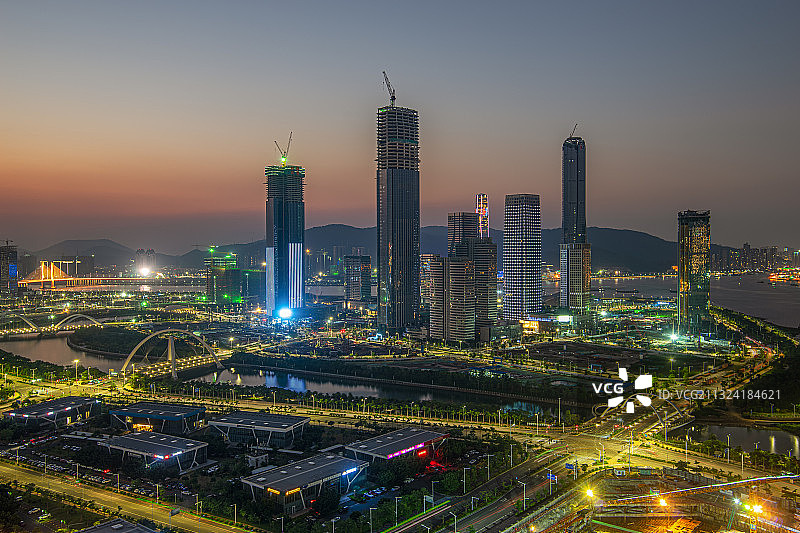 珠海市横琴自贸区金融岛建筑群繁华夜景图片素材