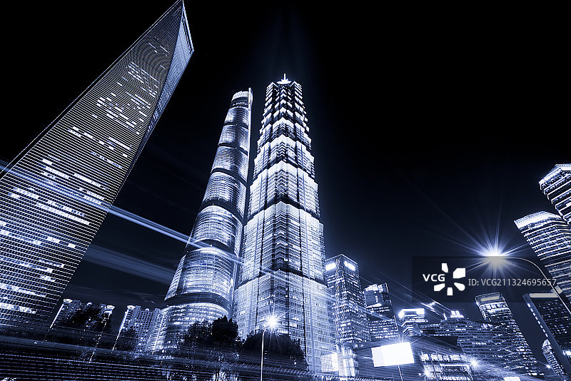 上海陆家嘴金融区街道夜景图片素材