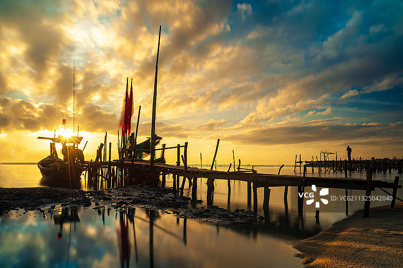 日落时天空映衬下的码头剪影图片素材