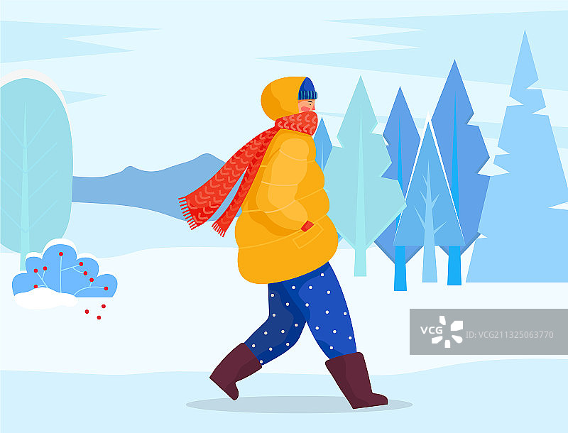 女人独自走在白雪覆盖的冬日森林里图片素材