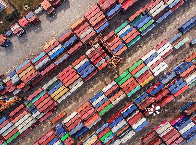 航拍视角下的货物集装箱和港口运输码头图片素材