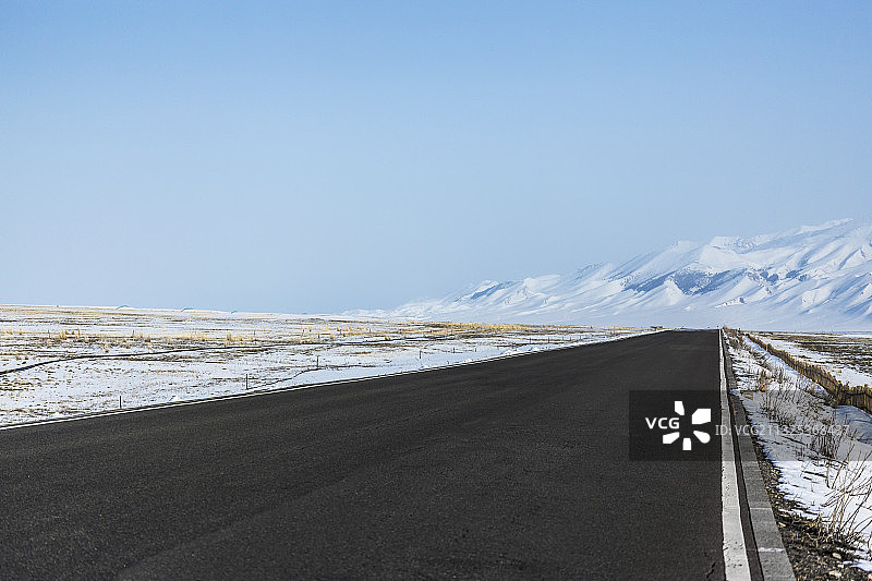 新疆赛里木湖冰雪道路风光背景图片素材