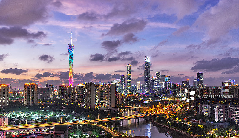 广州塔和珠江新城CBD城市天际线夜景图片素材