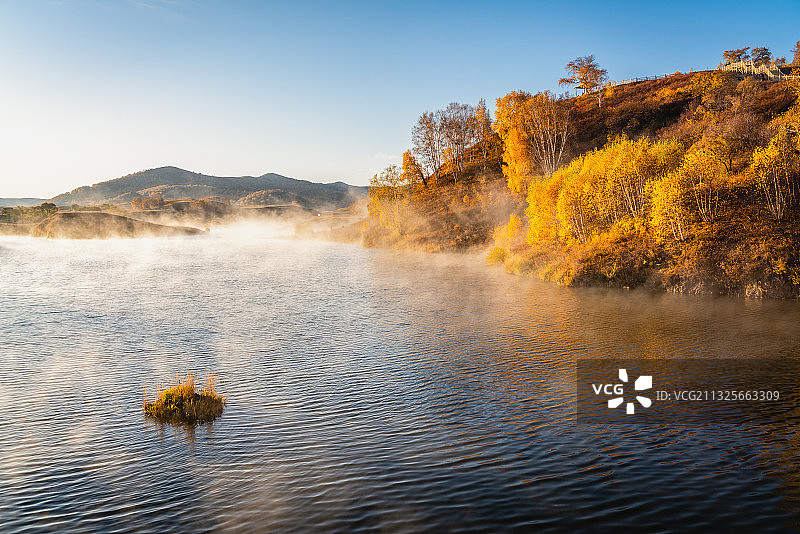秋季湖边梦幻的日出风光图片素材