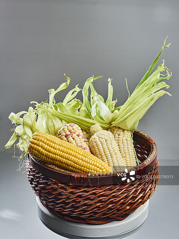 篮子中的玉米图片素材