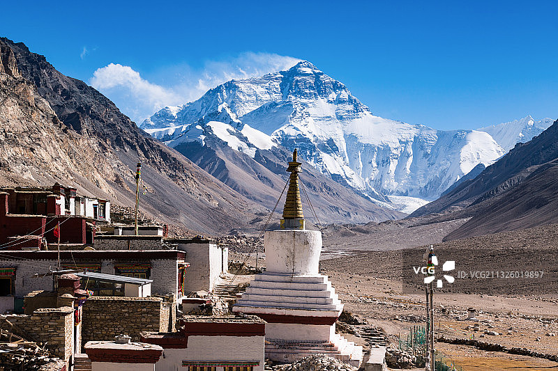 西藏定日县珠峰大本营的绒布寺，远处是珠穆朗玛峰。图片素材