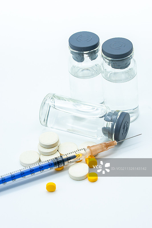 白色背景下的药片、疫苗和注射器针管图片素材