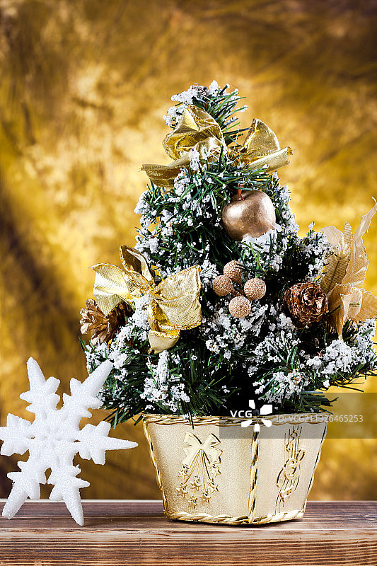 彩色背景上的圣诞树装饰图片素材