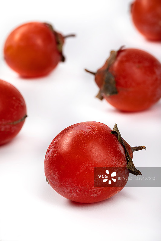 白色背景上的新鲜番茄图片素材