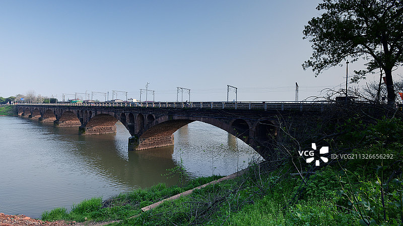 建于上世纪五十年代的余江大桥，是一座红石拱桥，因时代发展将于图片素材