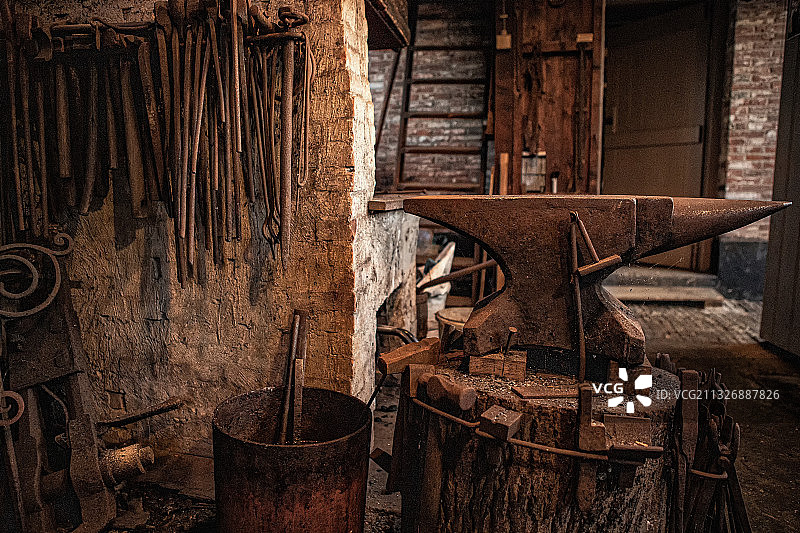 一个铁匠，铁砧和工具，纽库普，荷兰图片素材