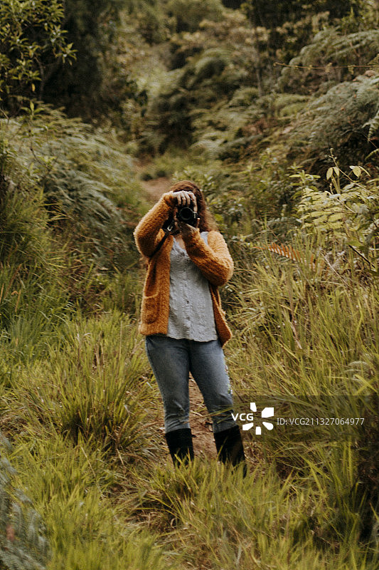 正在拍照的创意年轻女摄影师，秘鲁图片素材