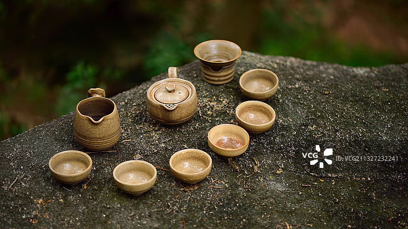清新大自然山间石头上的茶杯茶壶茶具图片素材