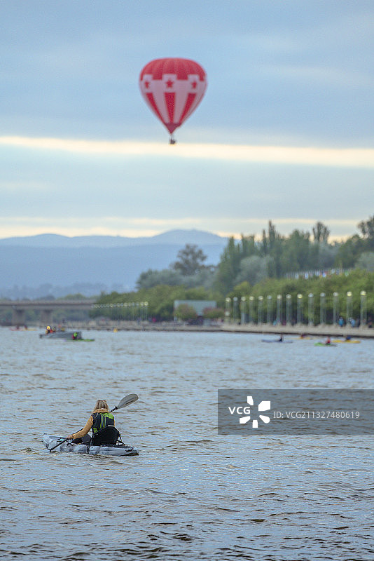 湖面上的皮划艇与空中的热气球图片素材
