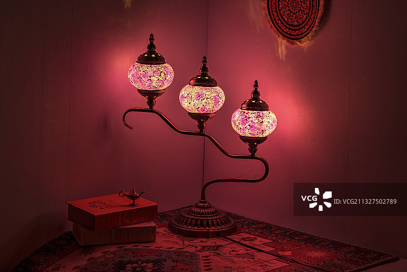 阿拉伯复古台灯，土耳其三头工艺灯图片素材