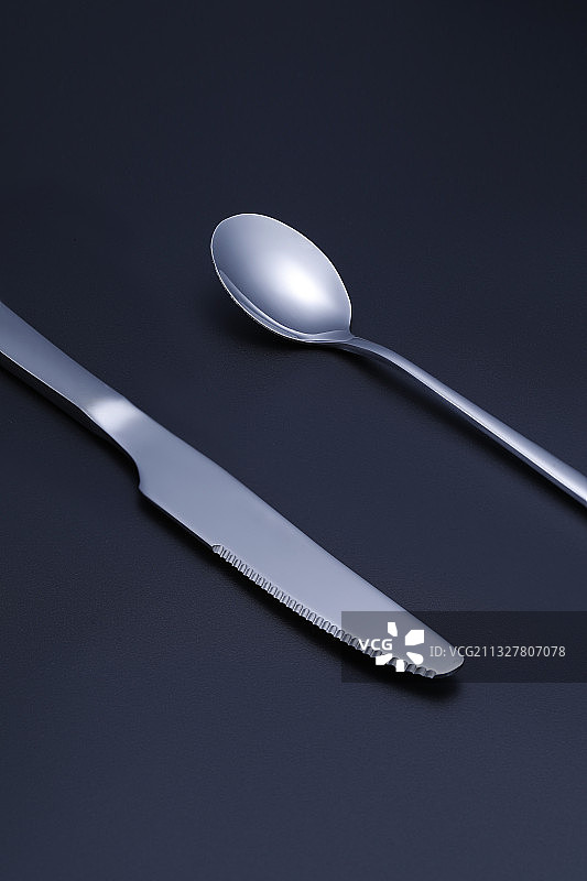 桌上的刀和勺子图片素材