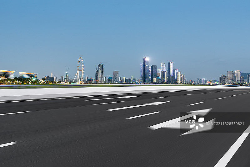 深圳前海欢乐港湾湾区之光摩天轮和空白的机动车道图片素材