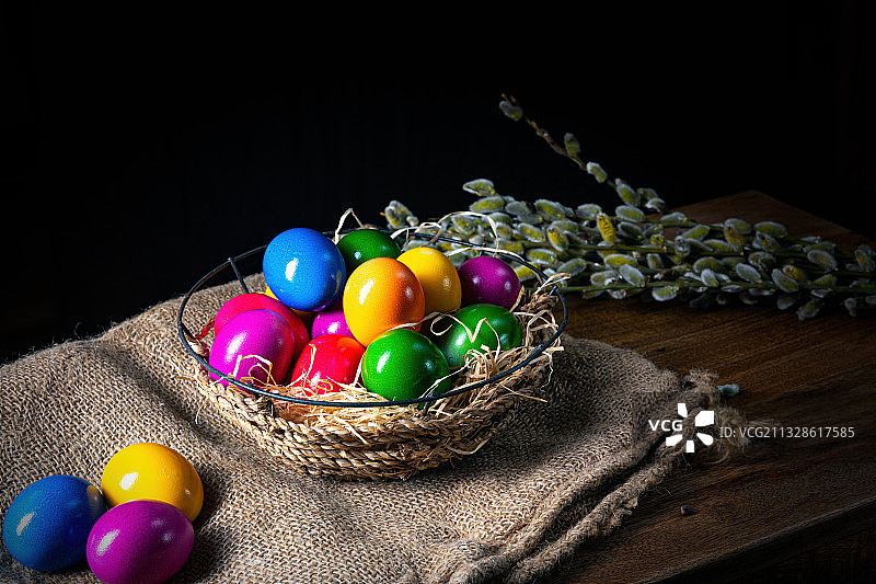 特写的多色复活节彩蛋篮子在桌子上图片素材