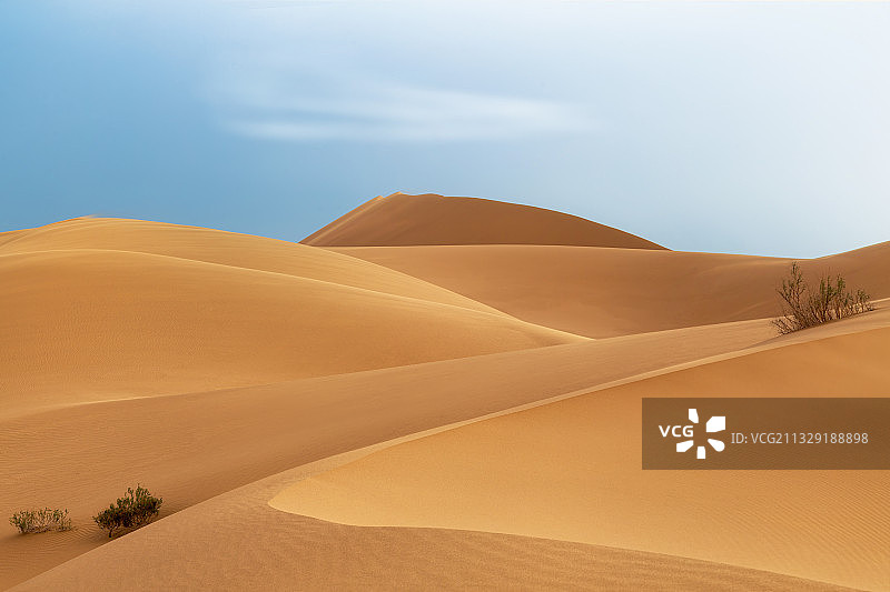 中国宁夏中卫内蒙古阿拉善盟腾格里沙漠沙丘黄沙图片素材