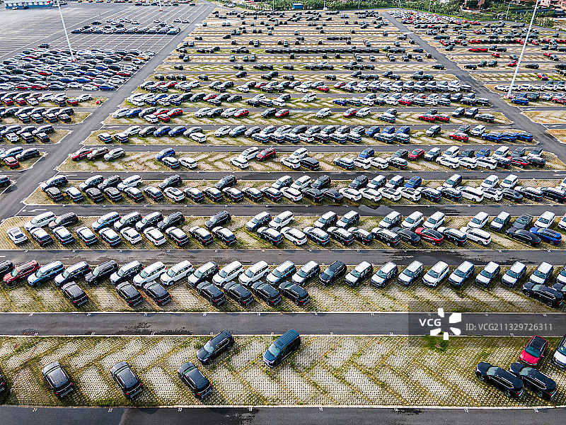 整齐排列摆放汽车的户外停车场图片素材