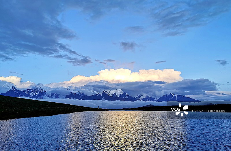 雪山湖泊图片素材