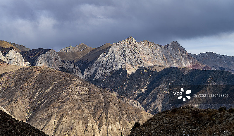 西藏昌都：业拉山与怒江72拐图片素材