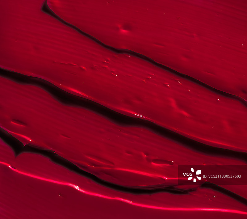 红色表面水滴的特写图片素材