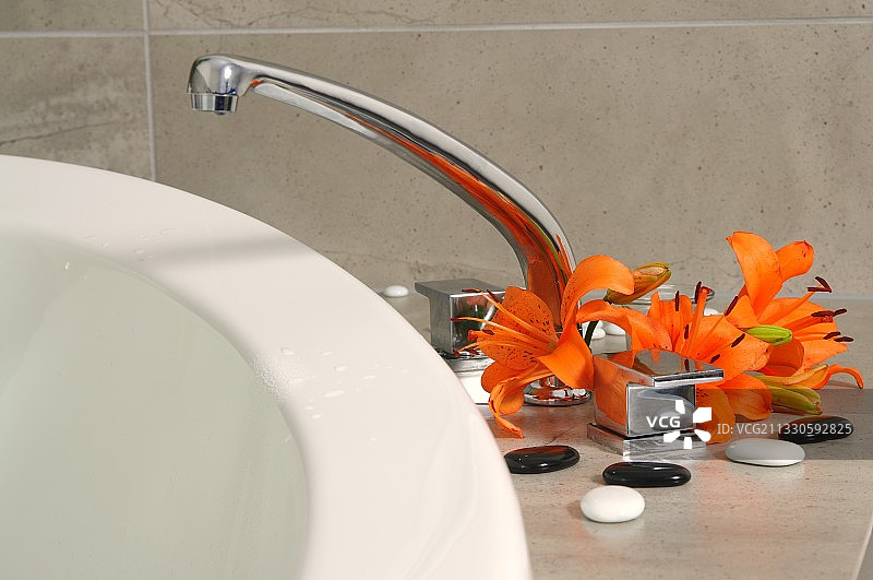 浴室里的橙花特写图片素材