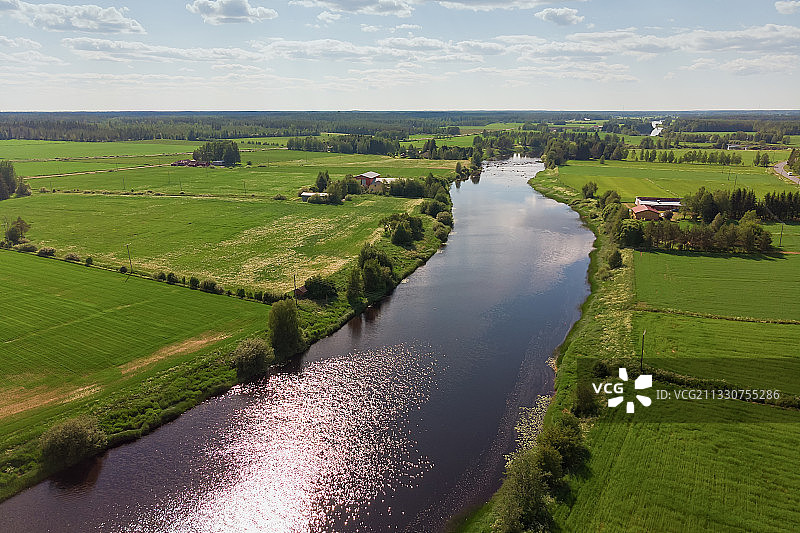 芬兰马特卡尼瓦，天空映衬下的农田风景图片素材