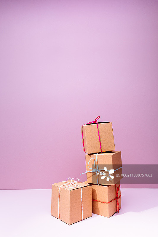礼品盒的特写在桌子上以粉红色为背景图片素材