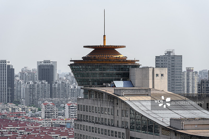 上海普陀区地标建筑中环百联购物中心飞碟楼顶图片素材