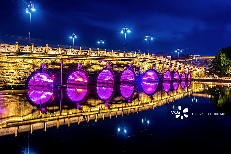 中国湖北荆州古城历史文化旅游区九龙桥夜景图片素材