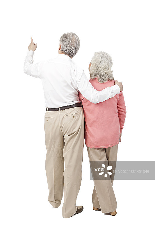 一对老年夫妇站在白色背景下图片素材
