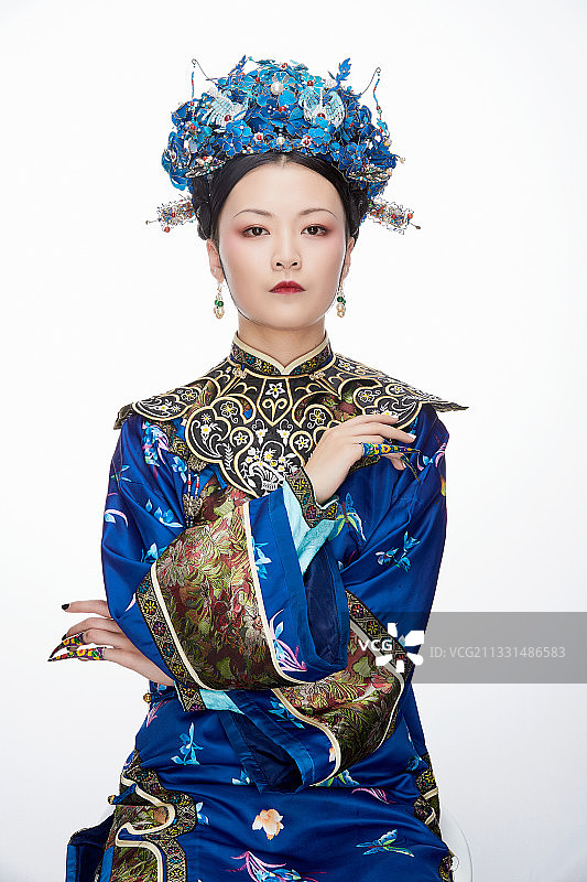 白色背景下的清代女性古装造型清朝古装图片素材