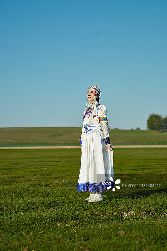 草原上穿着蒙古族传统服的少女图片素材