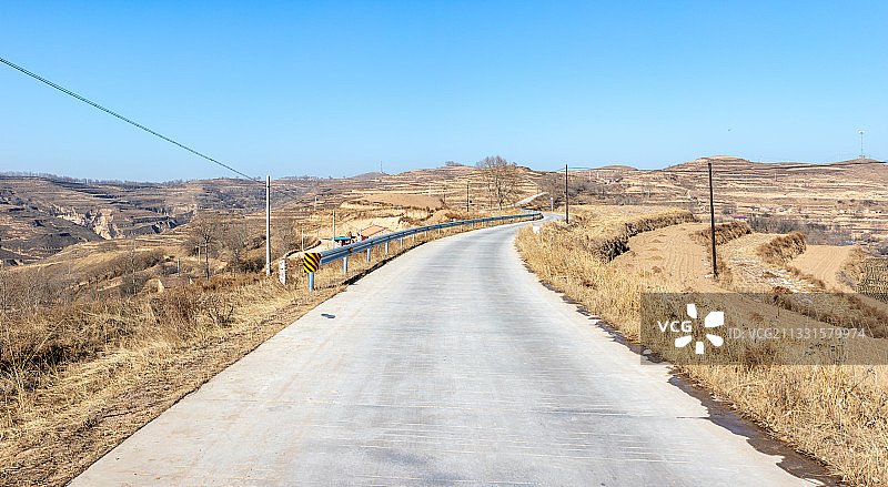 黄土高原上自驾游去远方的公路图片素材