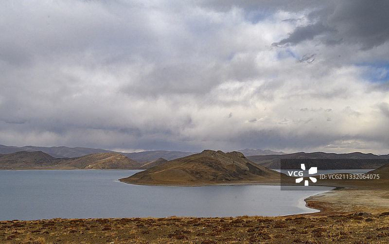 西藏山南：三月中旬行走在圣湖羊卓雍措图片素材