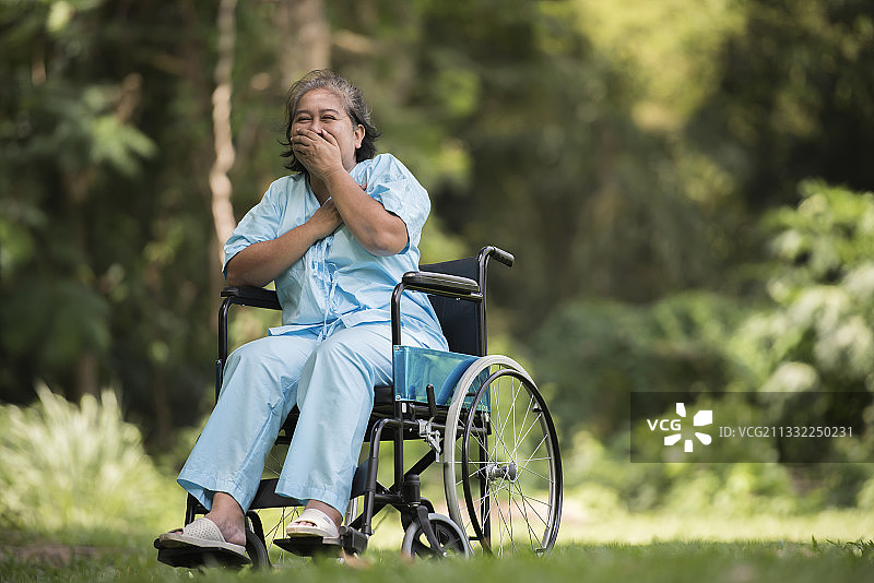 一位坐在轮椅上的老妇人图片素材