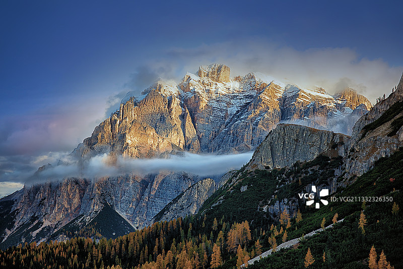 意大利，白雪皑皑的山峰映衬着天空图片素材