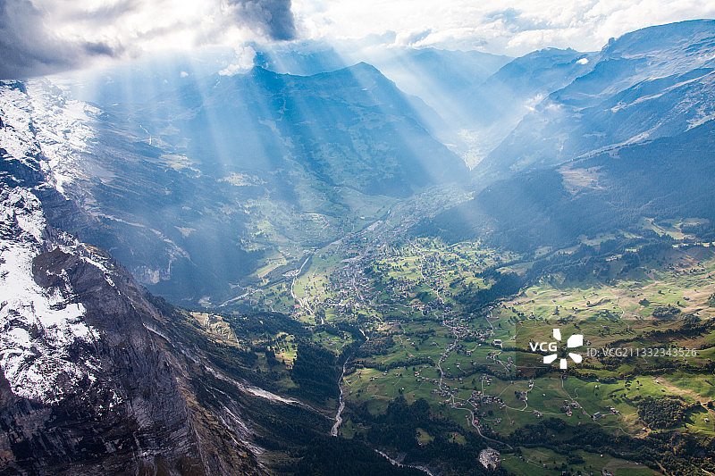 山脉对天空的鸟瞰图，格林德沃，瑞士图片素材