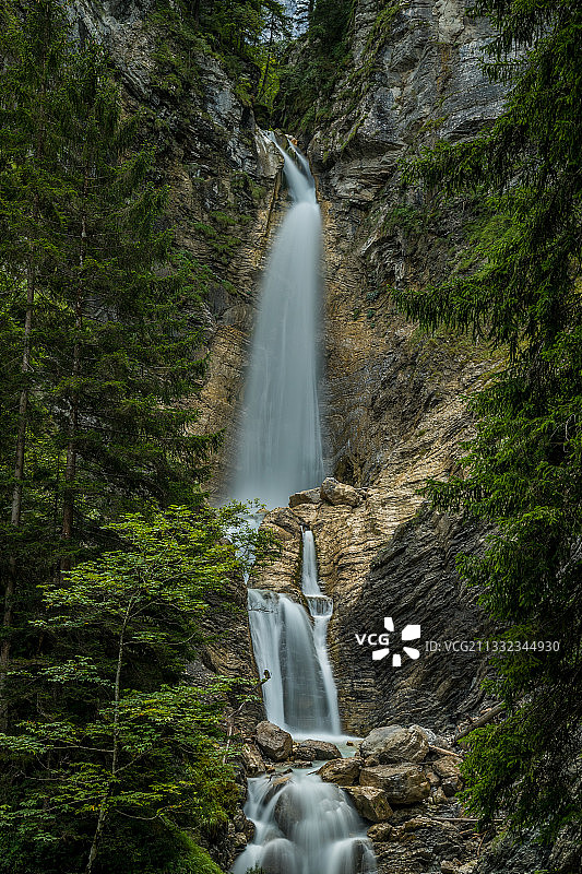 森林瀑布风景，兹戈涅路特，戈兹马图耶克，斯洛文尼亚图片素材