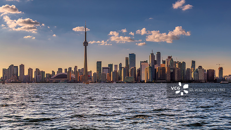 大海和建筑对天空的全景，加拿大图片素材